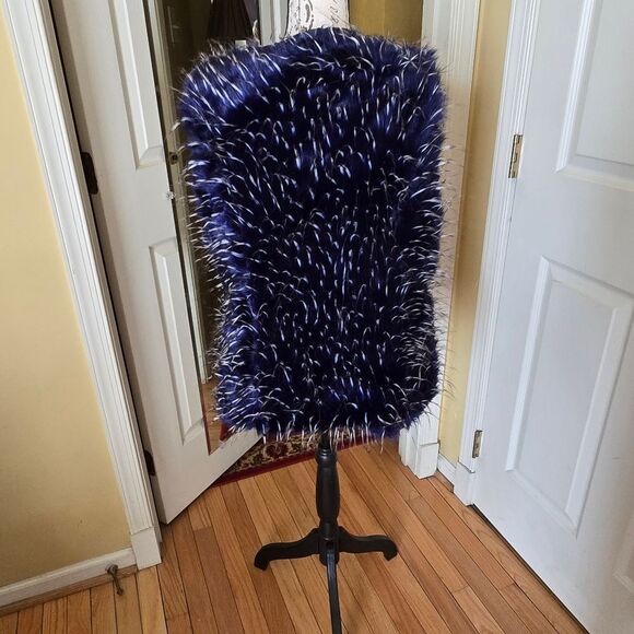 WHITE TIPPED BLUE FAUX FUR VEST - Picture 3 of 7